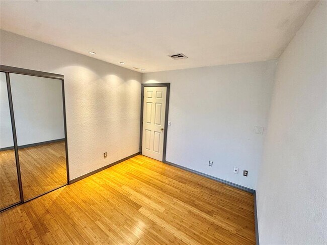 Building Photo - 4400 Hemingway Dr