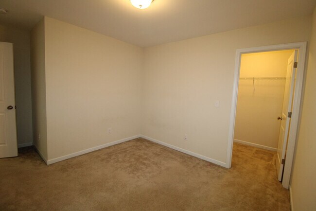 Building Photo - 870 Cormier Dr