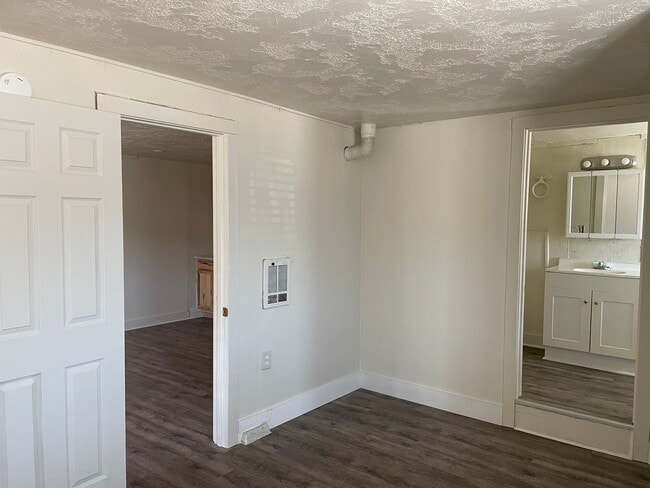 Building Photo - Newly Renovated-1 Bedroom 1 Bath Downstair...