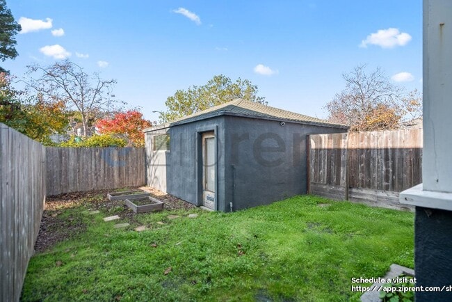 Building Photo - 903 61st St