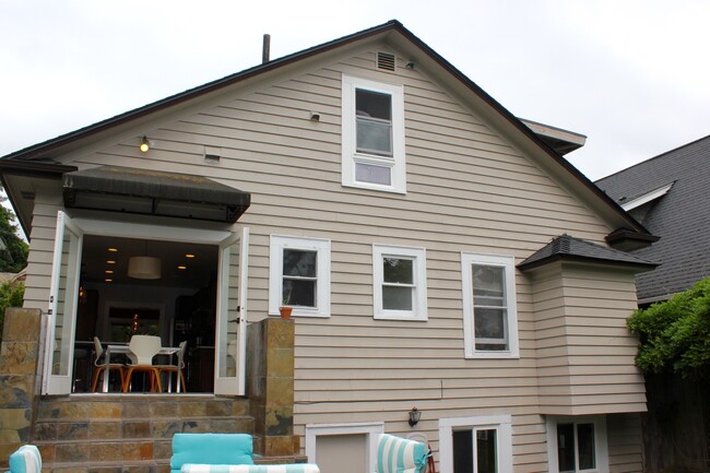 Building Photo - Beautiful Queen Anne Craftsman Home!