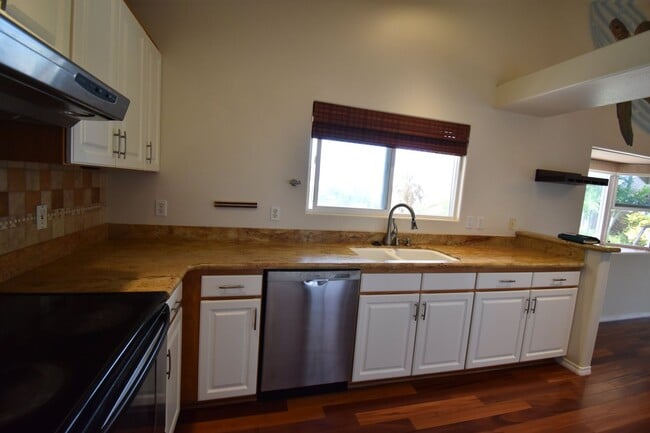 Building Photo - UNFURNISHED 3/2 PRIVATE HOME WITH OCEAN VIEW! AVAILABLE NOW!