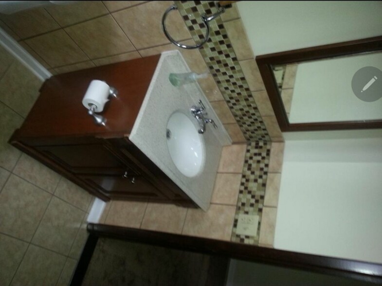 Building Photo - 206 Mead St