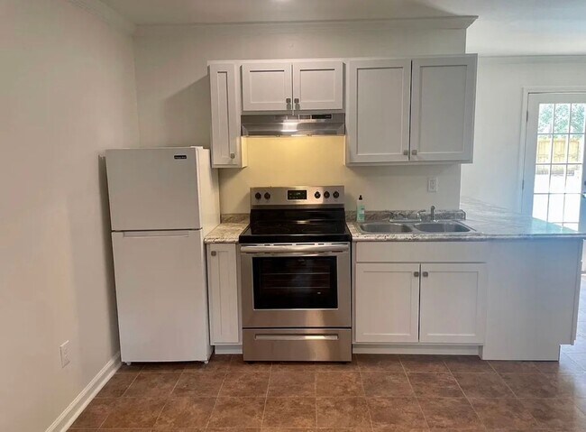 Building Photo - 206 Challenger St