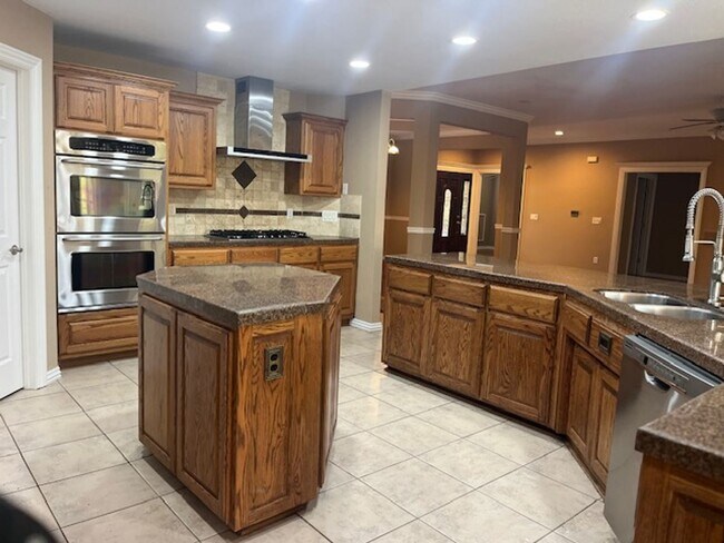 Building Photo - Bentonville 4 bedroom 3 car garage home near trails & Bentonville Square!