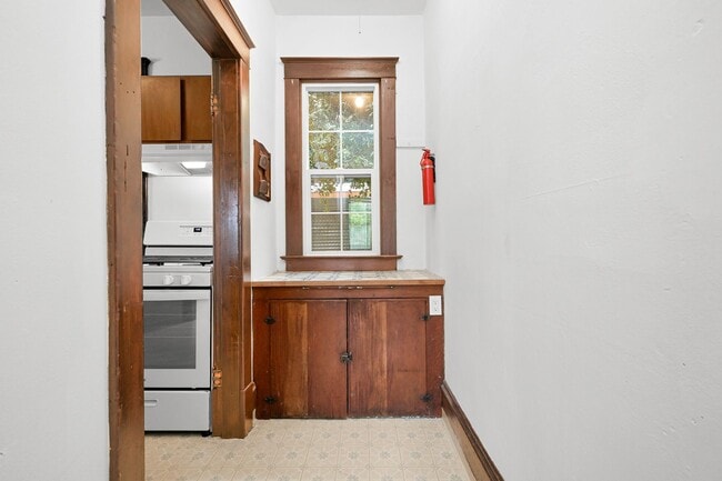 Building Photo - Large Single Family home with Bonus Room!