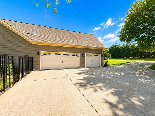 Building Photo - 128 Fox Farm Way