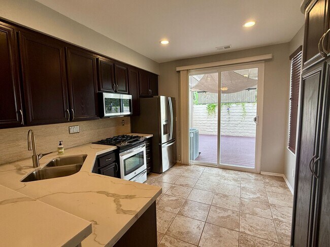 Building Photo - 4 bed, 3 bath Townhouse in Gated Community...