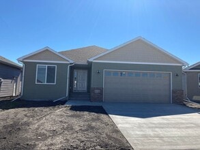 Building Photo - 4 Bed 3 Bath Twin Home