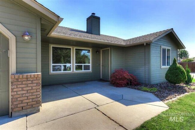 Building Photo - 4 Bedroom 2 Bath with RV Parking 2 Car Gar...