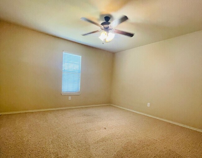 Building Photo - 3/2/2 - South of Loop 289, off of 89th & A...