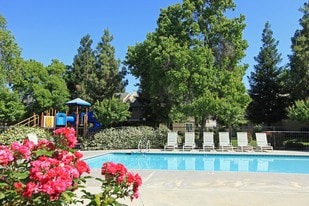Building Photo - Madera Villa