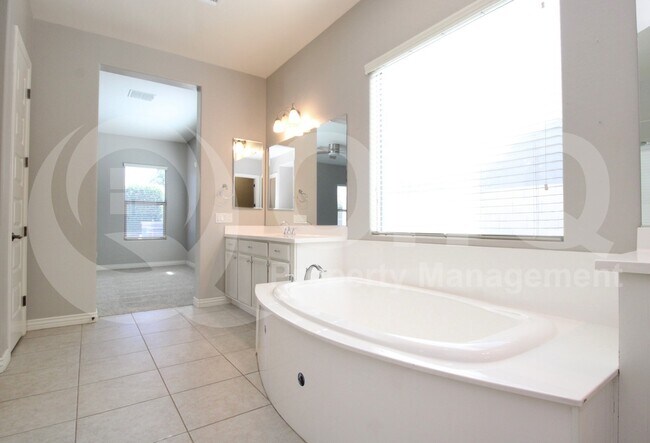 Building Photo - 4247 E Comstock Dr