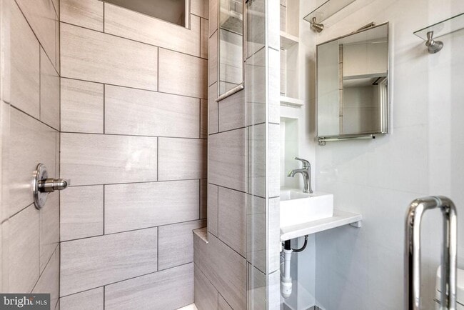 Building Photo - 860 W 33rd St