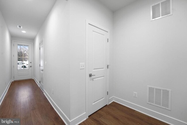 Building Photo - 43421 Farringdon Sq