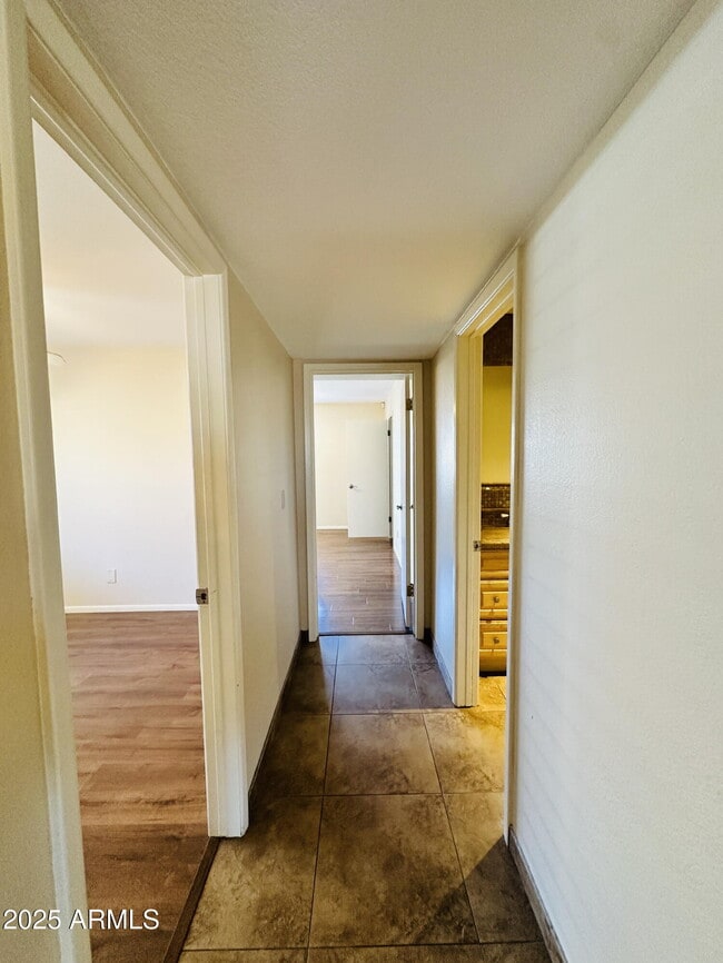 Building Photo - 3839 E Sunnyside Dr