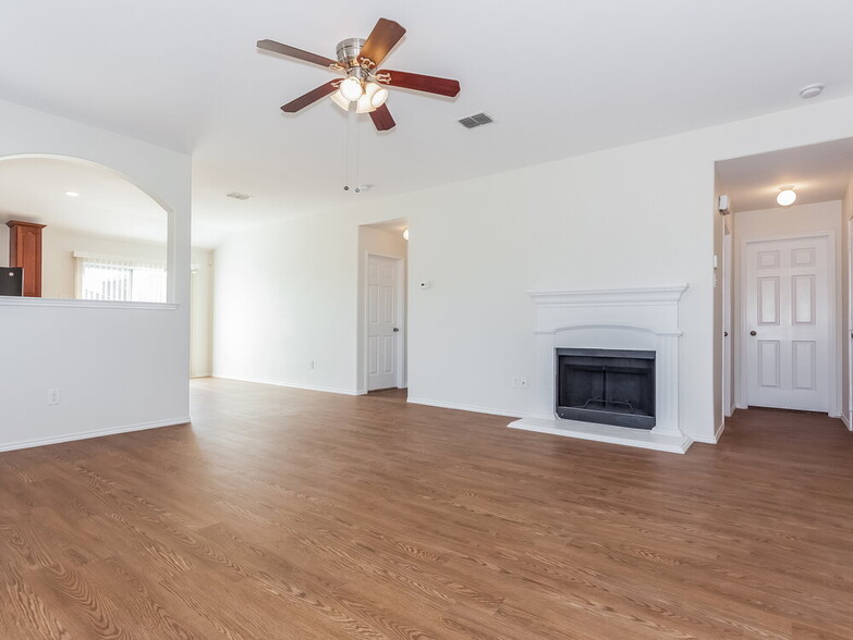 Building Photo - 506 Eisenhower Ln