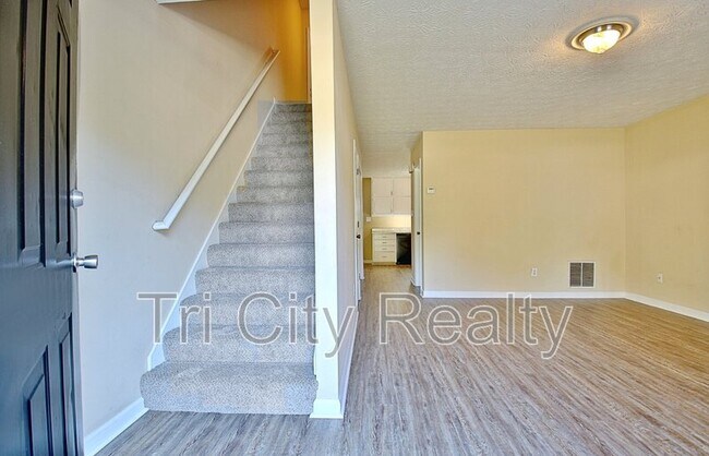 Building Photo - 220 Meadowbrook Ct