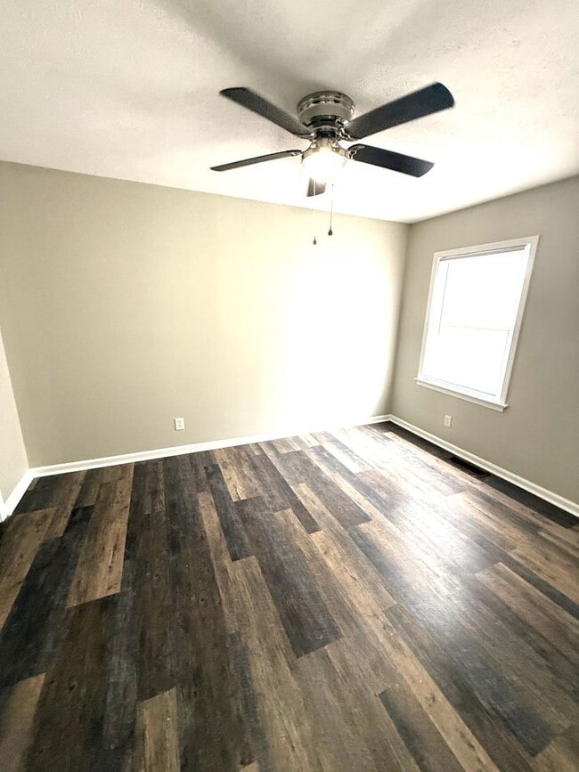 Building Photo - ** 3 Bed 2.5 Bath located close to Shakespear park ** Call 334-366-9198 to schedule a self-showin...