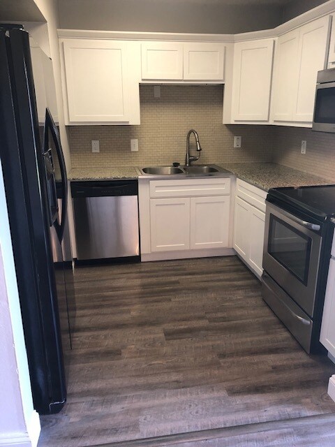 Kitchen - 1602 Oriole Ln