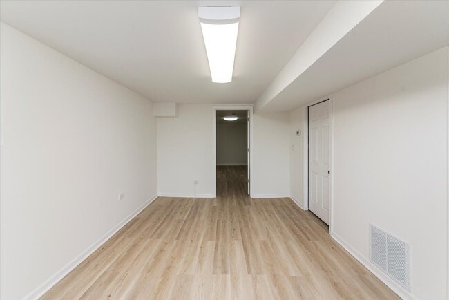 Building Photo - 5639 N Artesian Avenue Gdn