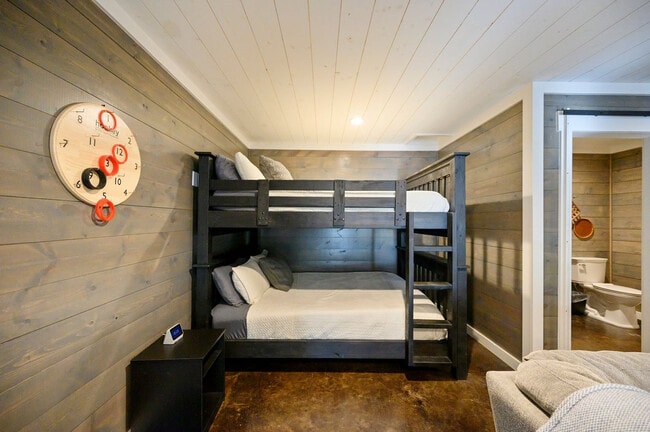 Building Photo - 47 White Pne Rd