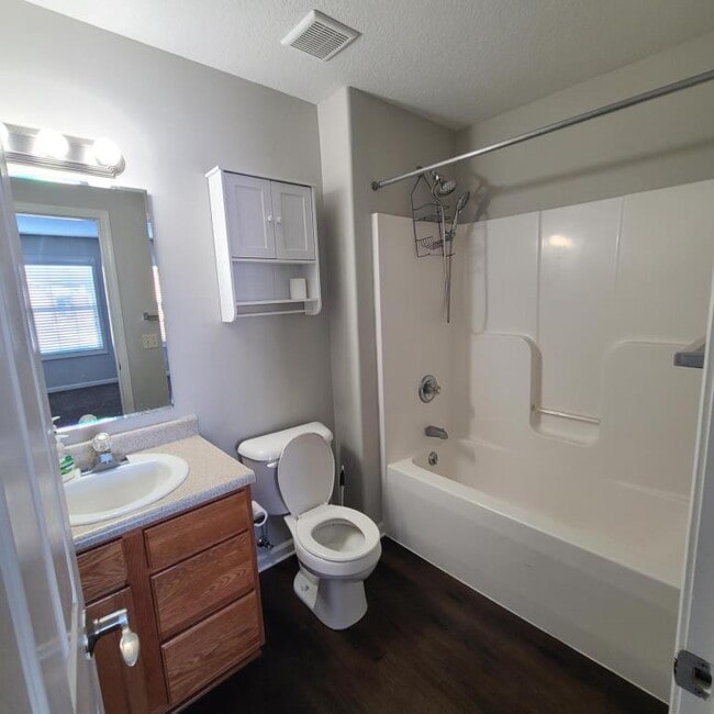 Building Photo - 10192 Greenmoor Dr