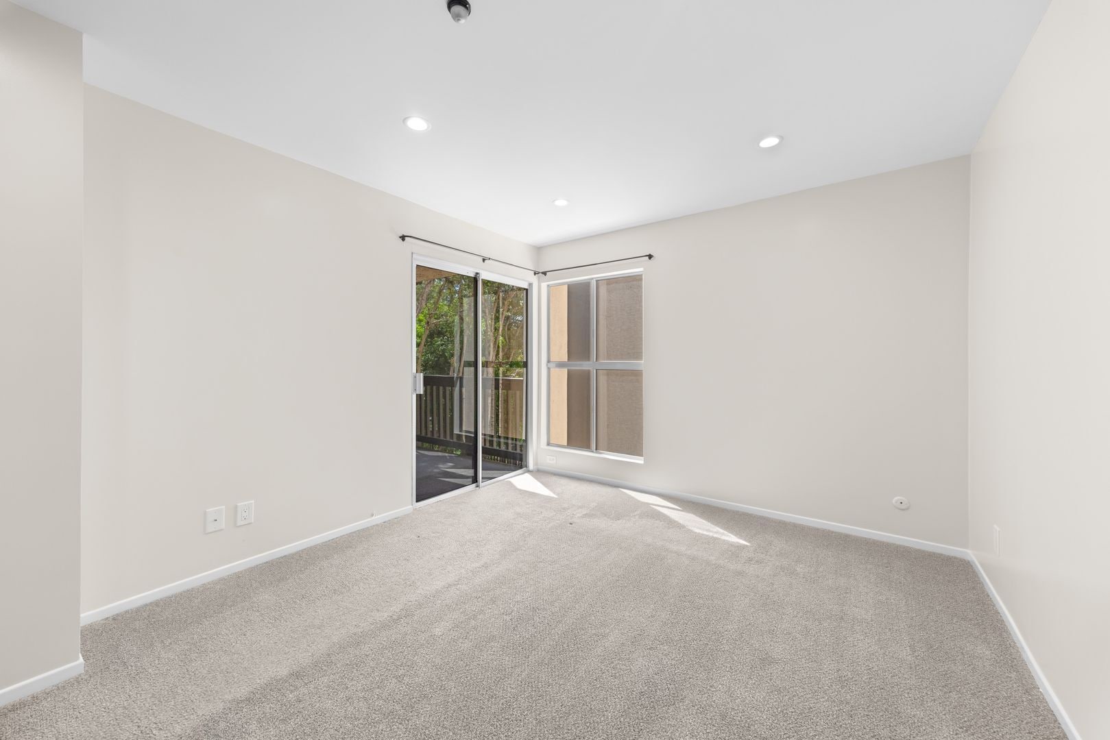 Building Photo - Resort-Style 2-Bed, 2-Bath Condo with Lake...
