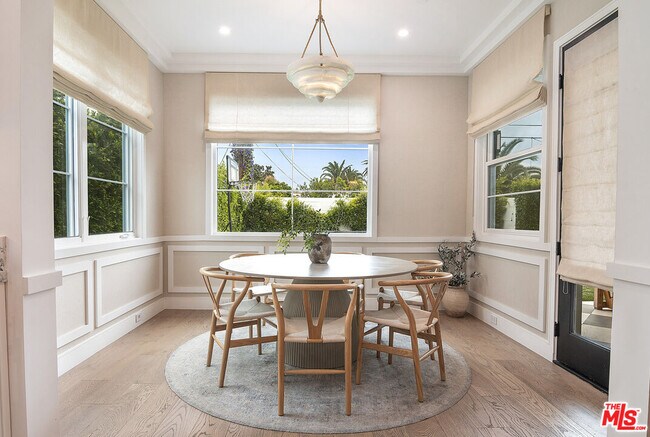 Building Photo - 418 N Poinsettia Pl