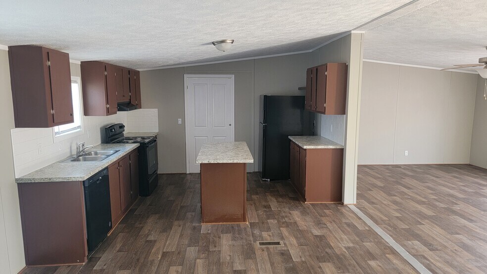Primary Photo - 32720 Carolee Cir