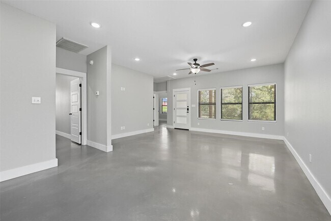Building Photo - 610 E Texas St