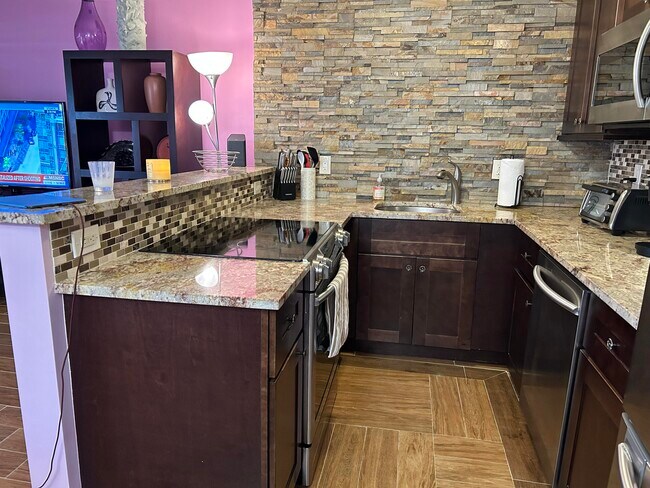 Building Photo - 3070 Cornwall E