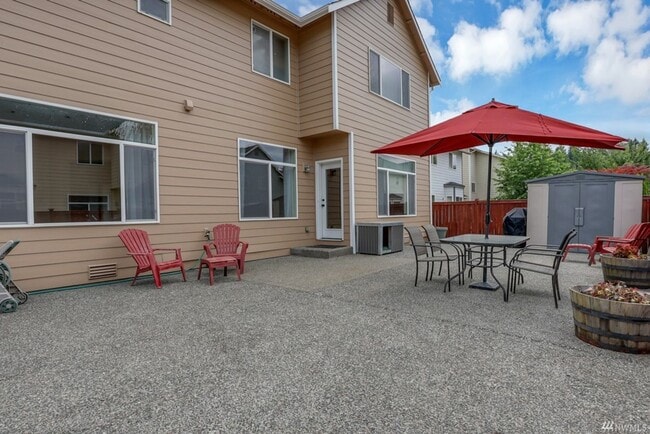 Building Photo - Beautiful home on corner lot!