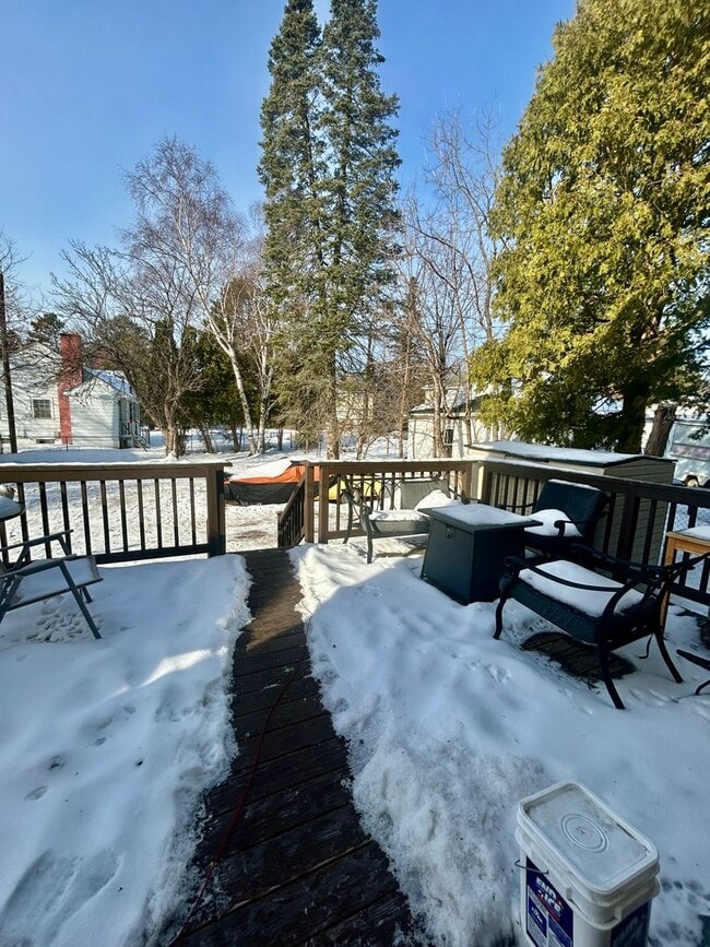 Building Photo - Available June 2025 - 5 Bed, 1 Bath home near campus!