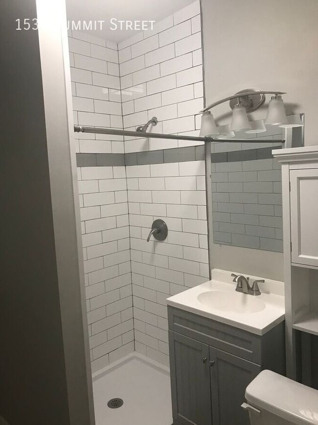 Building Photo - 1530 Summit St