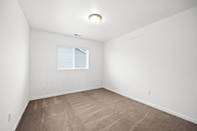 Building Photo - Spacious 4-Bed Puyallup Home For Rent | 3-Car Garage & Quick Commute to JBLM!