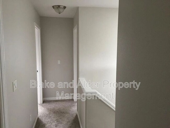 Building Photo - 7006 SE 72nd Ave