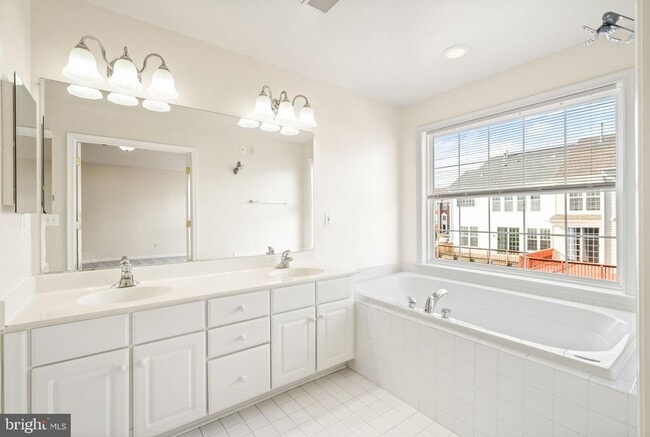 Building Photo - 7056 Courtyard Way