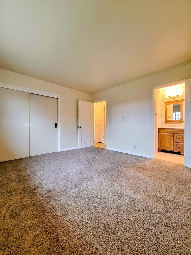 Building Photo - Charming Single Story 3bd House with Large Yard!