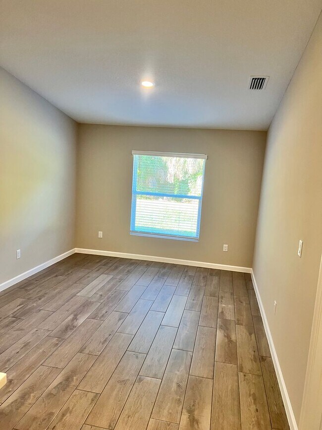 Building Photo - NEW 4 BEDROOM 3 BATH HOME! AMAZING LOCATION!