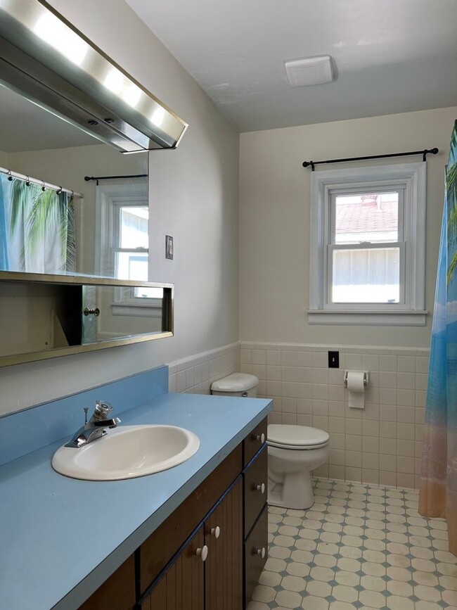 Building Photo - Spacious 2-BDR 2-BTH Duplex w/ Basement, G...