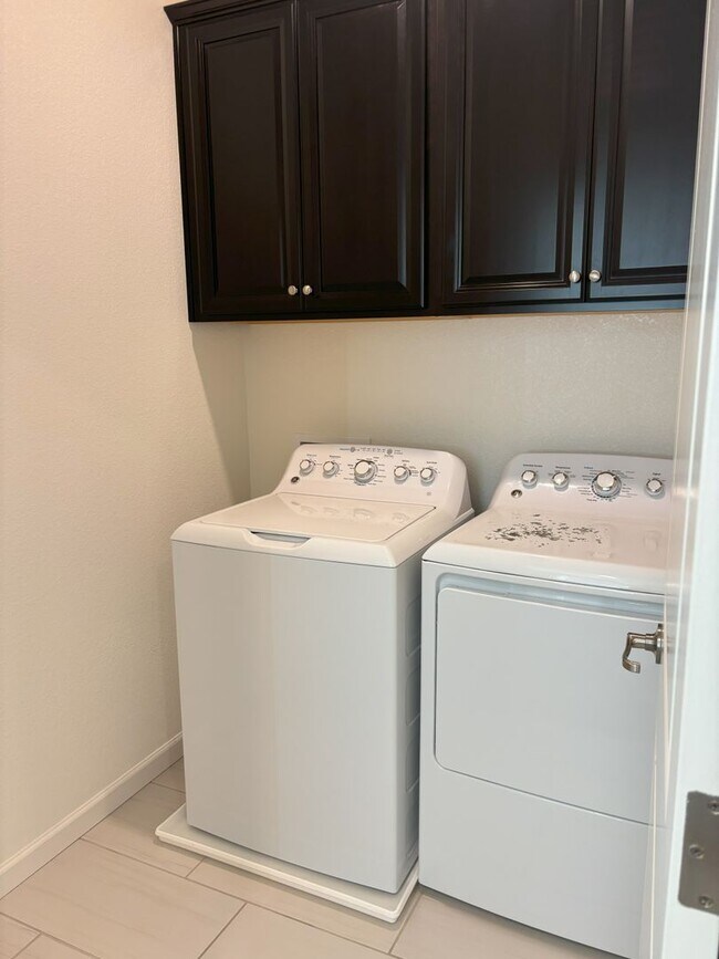 Building Photo - Beautiful Roseville House