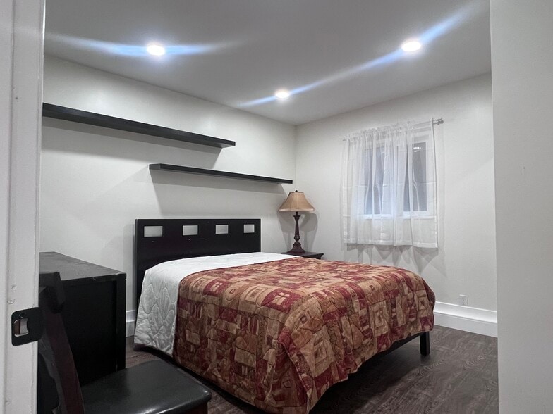 Building Photo - 1367 W 12th St