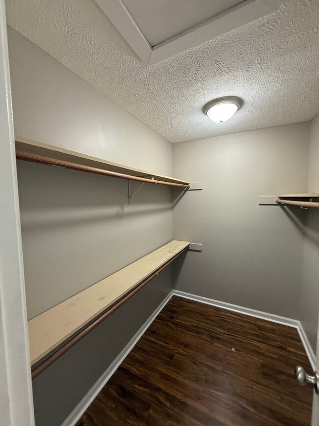 Building Photo - 2 Bed / 1.5 Bath