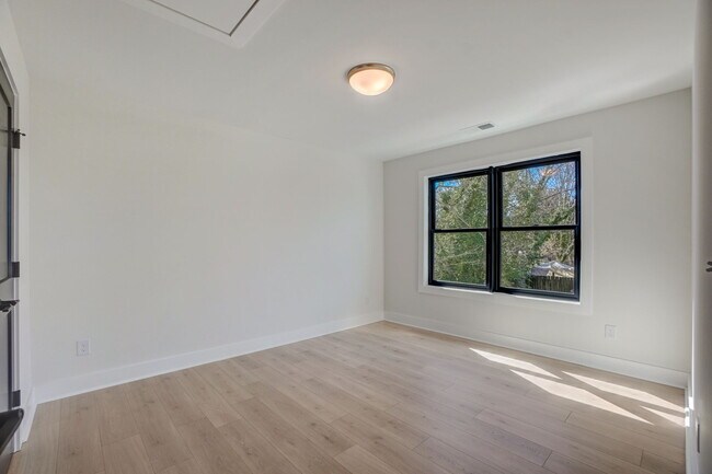 Building Photo - 1112 Pender St