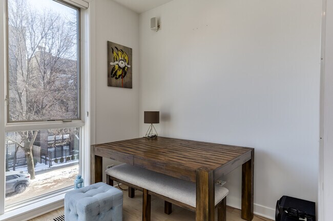 Building Photo - 922 N Hermitage Ave