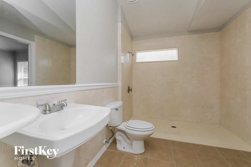 Building Photo - 9728 Highland Ridge Dr