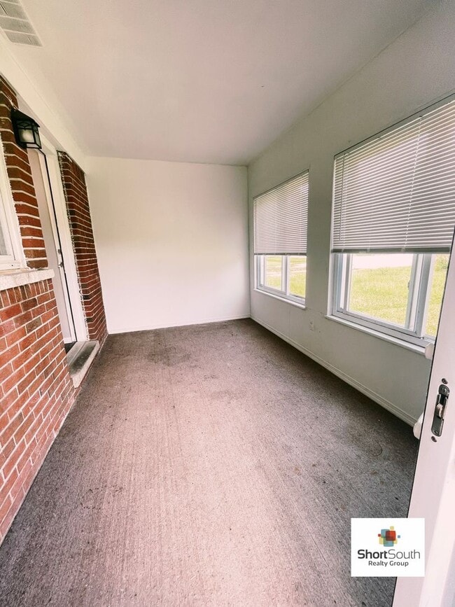 Building Photo - 2 bed 1 bath Duplex Ready for Immediate move in.