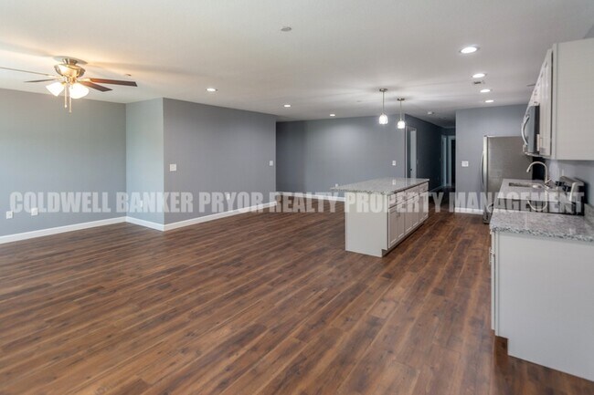 Building Photo - 360 Main St