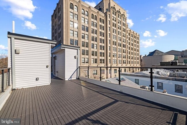 Building Photo - 2130 Spring St